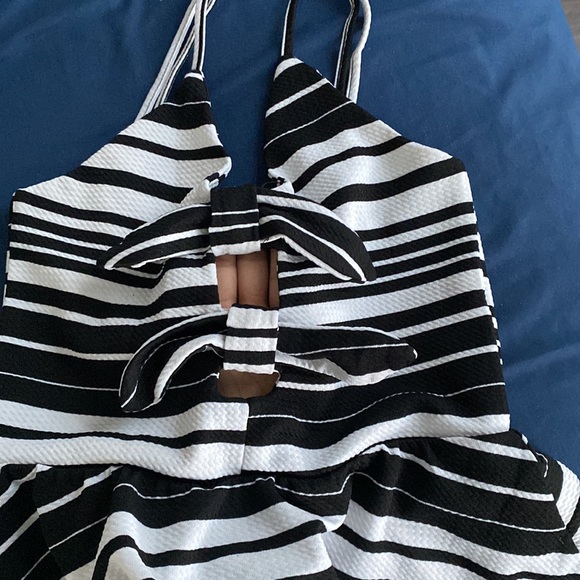 🎉2/$20 Super cute striped peplum top - Picture 4 of 5